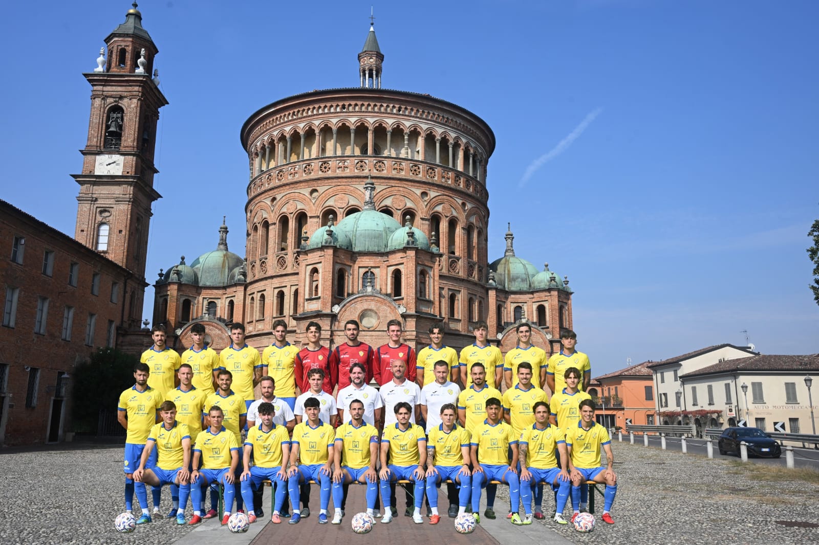 Pergolettese, foto di squadra davanti alla Basilica di Santa Maria della Croce